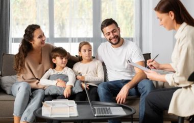 terapeuta-familia-sonriente-cerca-1-1024×681 terapeuta-familia-sonriente-cerca-1-1024x681