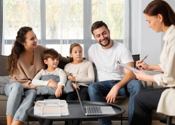 terapeuta-familia-sonriente-cerca-1-1024x681